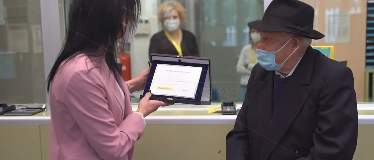 Nonno digitale: compie 101 anni e si regala una Postepay per i pagamenti online