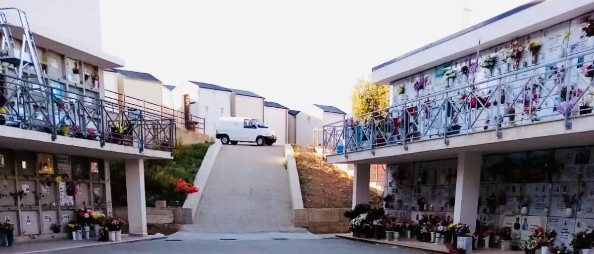 «Mercato nero di loculi al cimitero»: la denuncia del movimento Corigliano Rossano Pulita