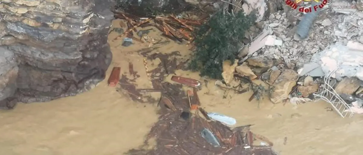 Frana a Camogli, crolla parte del cimitero: 200 bare finiscono in mare