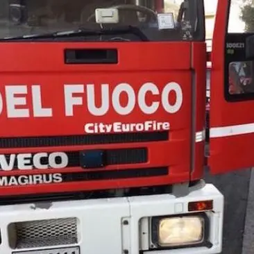 Lamezia, si stacca intonaco dal soffitto della sala operativa dei pompieri