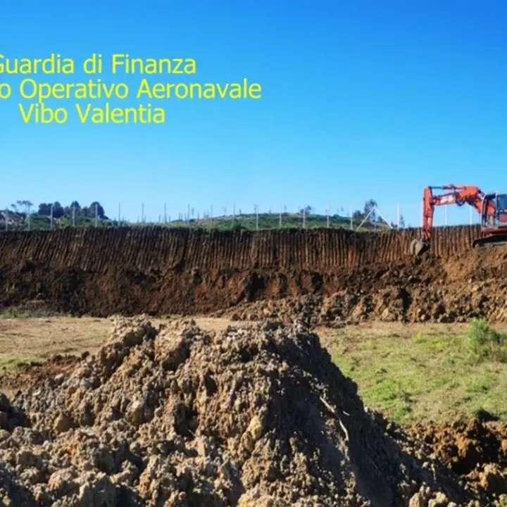 Crotone, collina deturpata per costruire villette abusive: due denunce