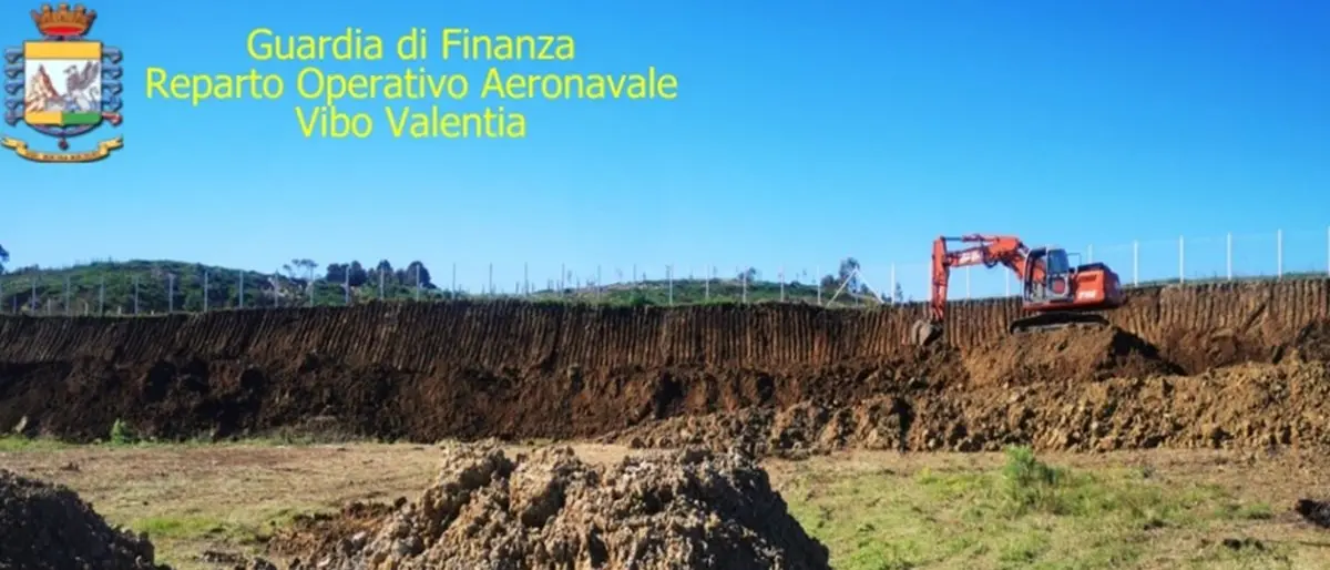 Crotone, collina deturpata per costruire villette abusive: due denunce