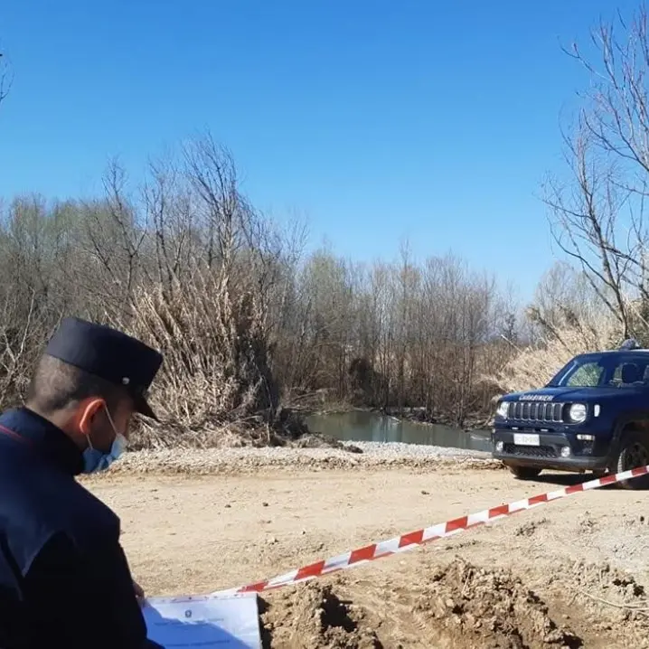 Cosenza, costruiscono un palazzo e gettano materiale da cantiere nel fiume Crati: sequestri