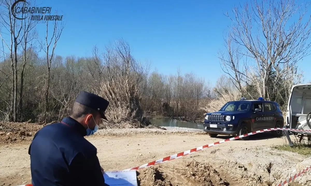 Cosenza, costruiscono un palazzo e gettano materiale da cantiere nel fiume Crati: sequestri