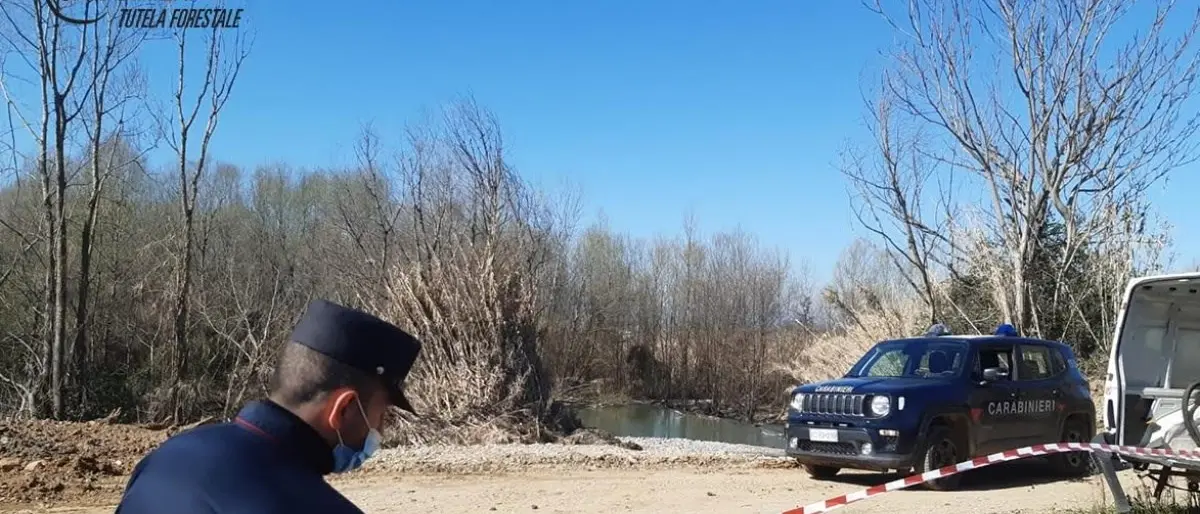 Cosenza, costruiscono un palazzo e gettano materiale da cantiere nel fiume Crati: sequestri