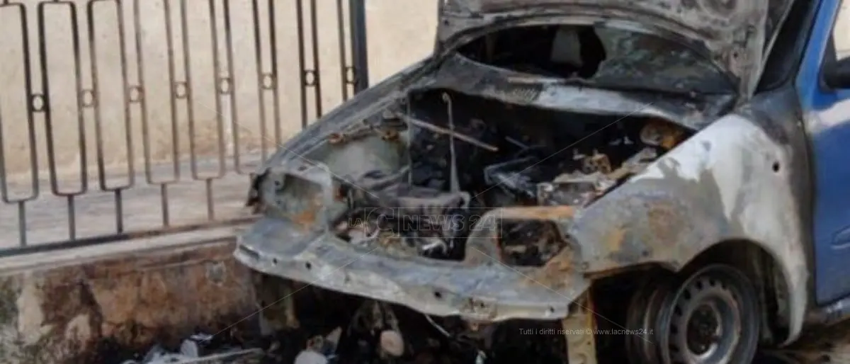 Corigliano Rossano, incendiati due mezzi in diverse zone della città durante la notte