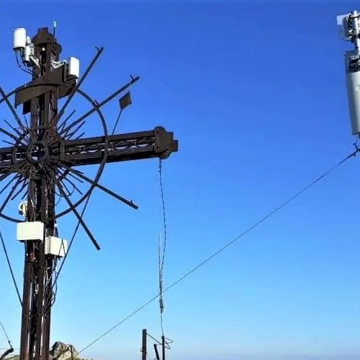 Cassano, parte la campagna per rimuovere le antenne sulla croce del Castello