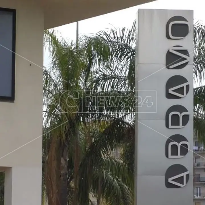 Crisi call center Abramo, cambia data erogazione stipendi: la rabbia dei dipendenti