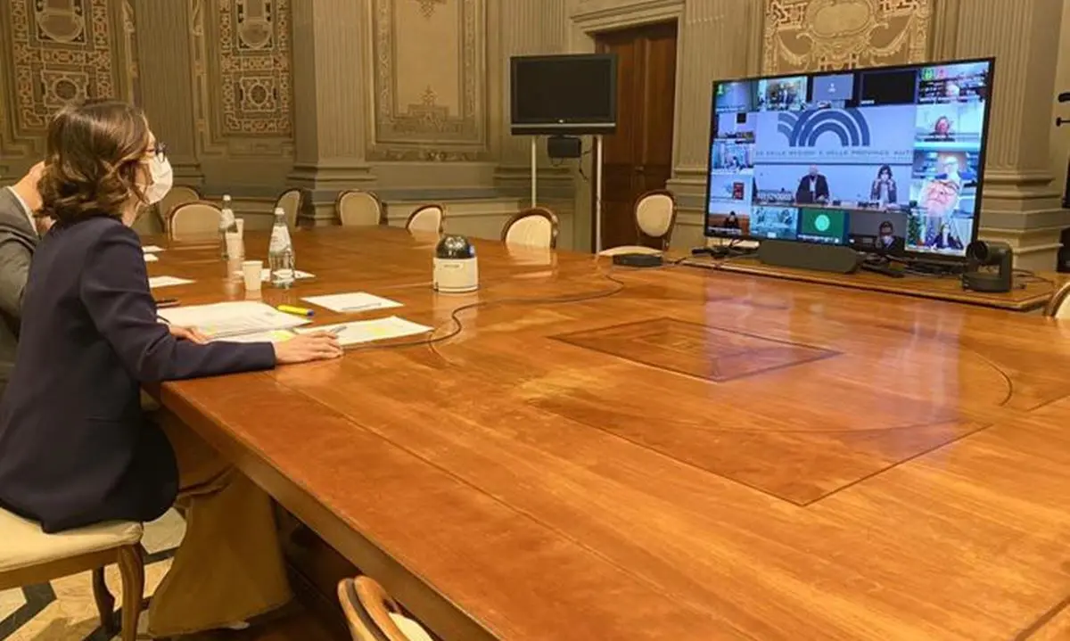 Incontro Governo-Regioni: chiusure posticipate al lunedì, domani la bozza del Dpcm