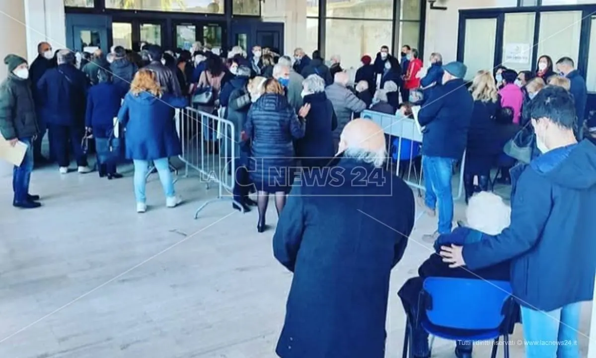 Vaccini Covid, anziani assiepati e in fila anche sulla sedia a rotelle: caos e polemiche a Reggio