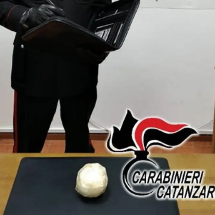 Catanzaro, beccati in auto con eroina: arrestati. La droga avrebbe fruttato 10mila euro