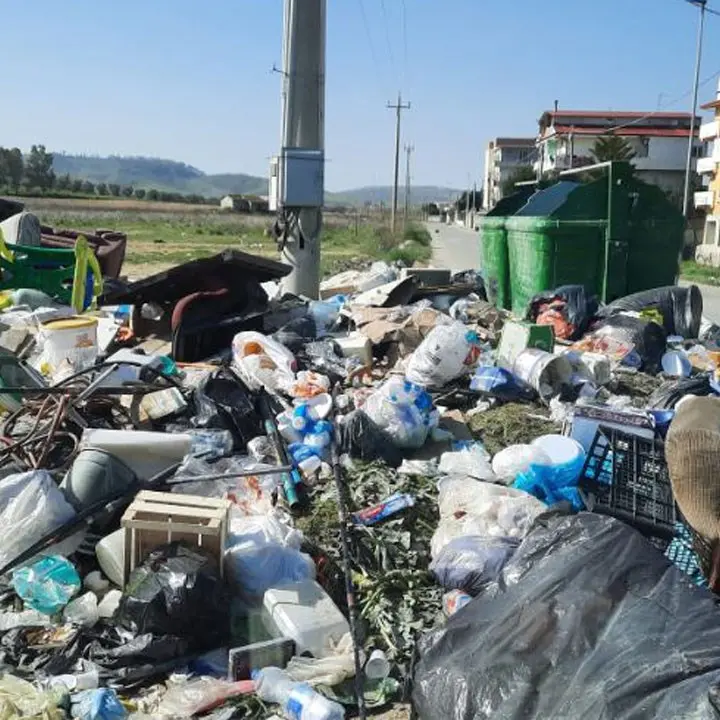 Crotone, tolleranza zero contro chi abbandona rifiuti in strada: in arrivo le fototrappole