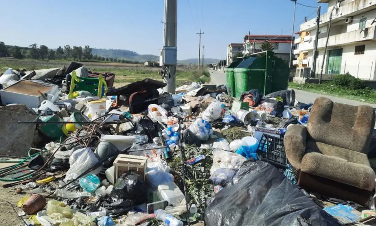 Crotone, tolleranza zero contro chi abbandona rifiuti in strada: in arrivo le fototrappole