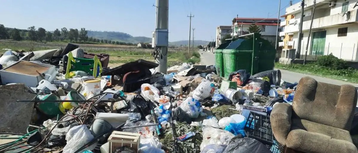 Crotone, tolleranza zero contro chi abbandona rifiuti in strada: in arrivo le fototrappole