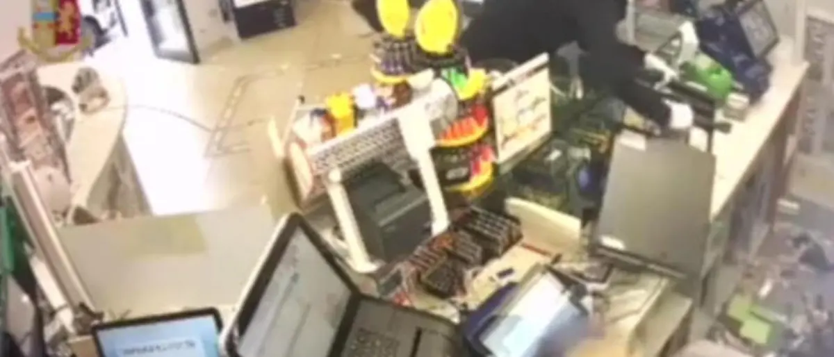 Uccisero il titolare di un bar e rubarono 100 euro: 5 arresti. C’è anche un minorenne