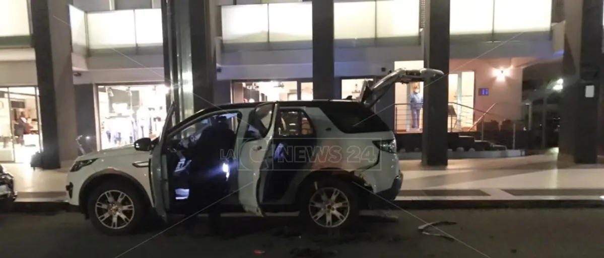 Rende, piazzano un ordigno sotto un'auto e lo fanno esplodere