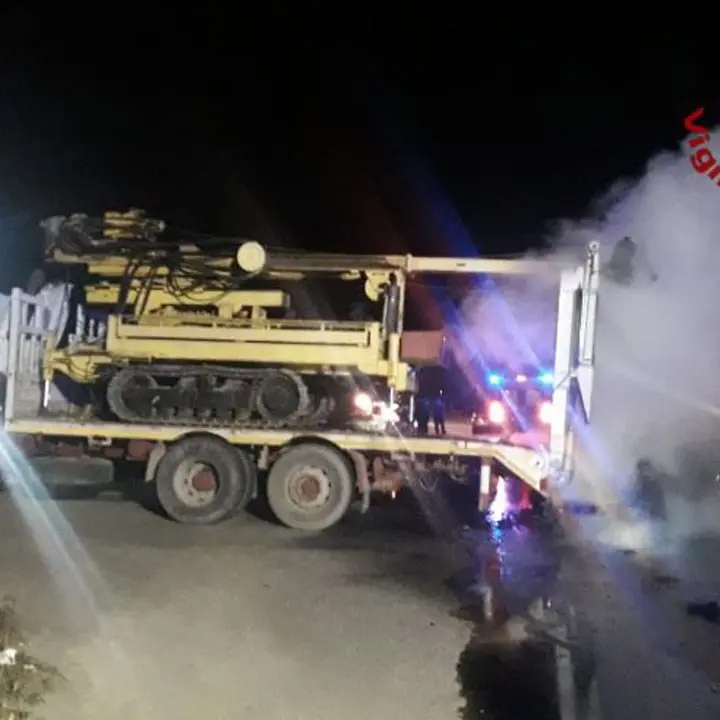 Crotone, incidente stradale sulla statale 106: auto in fiamme e 2 feriti