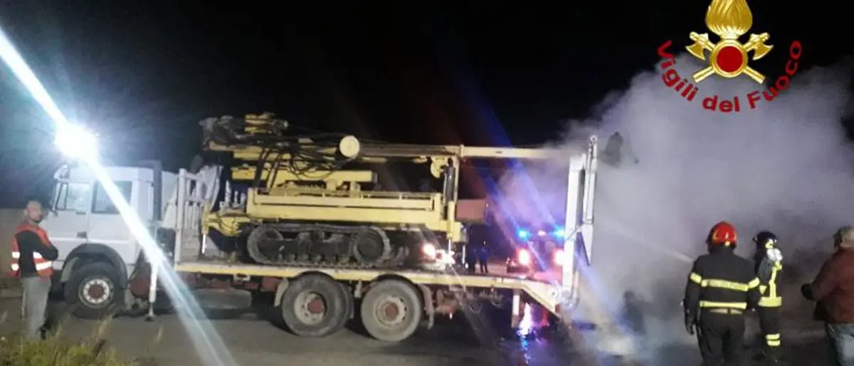 Crotone, incidente stradale sulla statale 106: auto in fiamme e 2 feriti