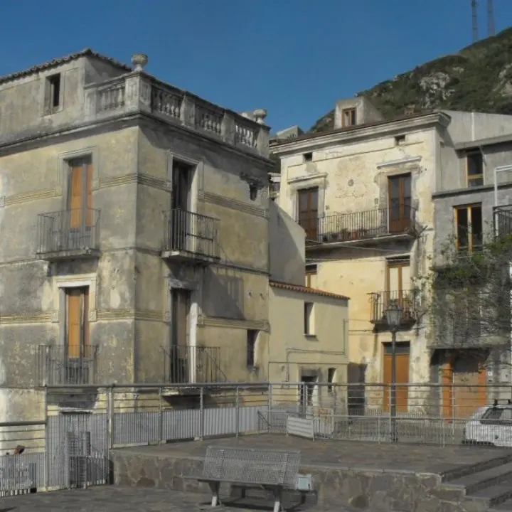 Acquappesa, il Comune dichiara il dissesto. Il sindaco: «Crisi parte dagli anni '90»