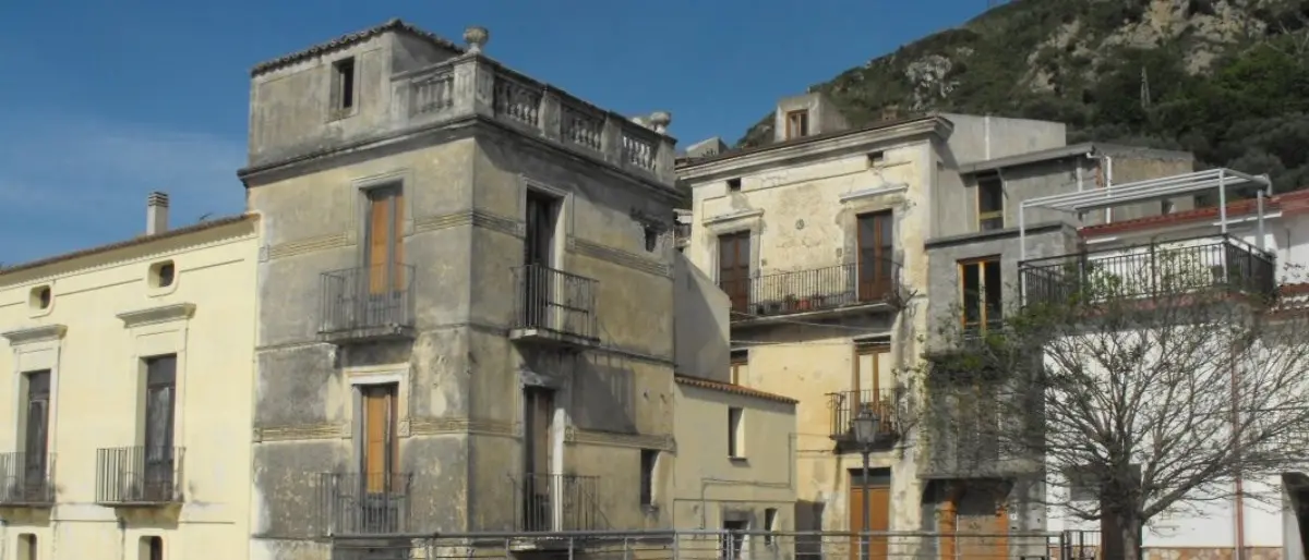 Acquappesa, il Comune dichiara il dissesto. Il sindaco: «Crisi parte dagli anni '90»