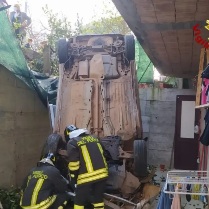 Maida, auto perde il controllo e finisce in un cortile: feriti mamma e figlio di 4 anni
