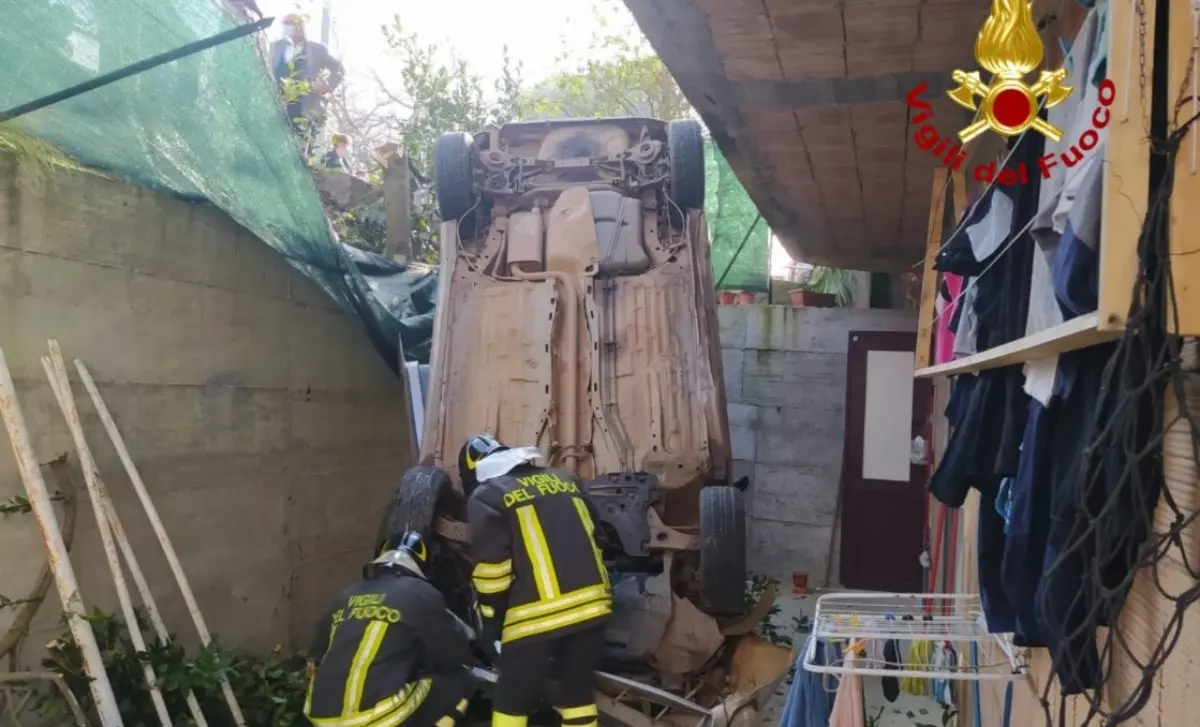 Maida, auto perde il controllo e finisce in un cortile: feriti mamma e figlio di 4 anni