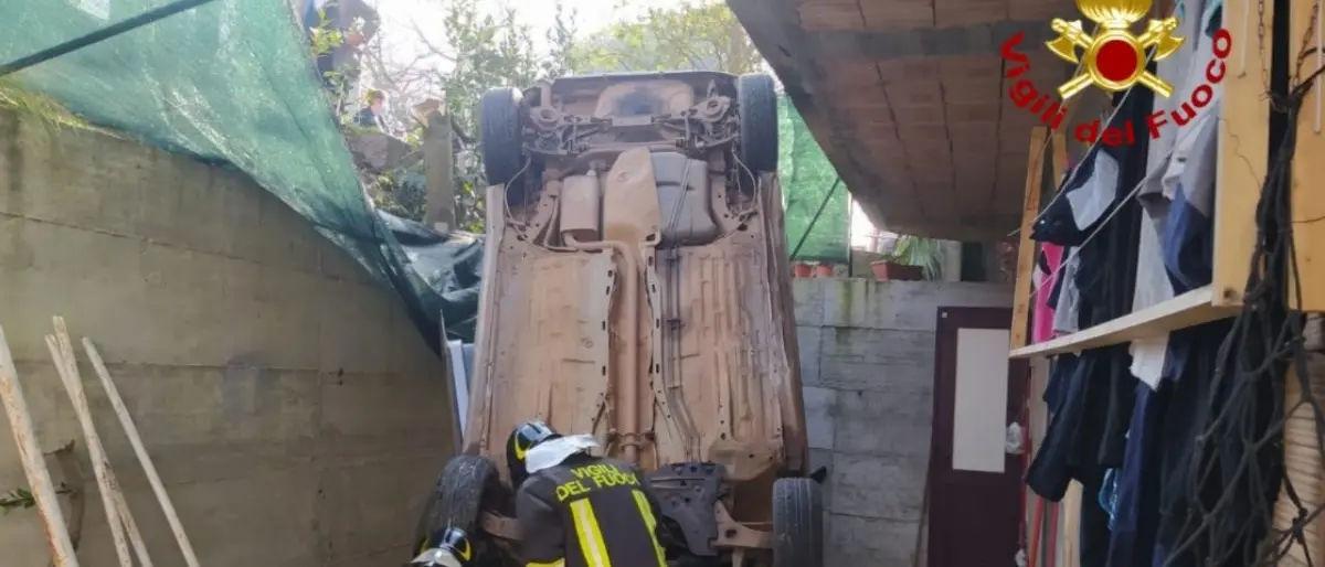 Maida, auto perde il controllo e finisce in un cortile: feriti mamma e figlio di 4 anni