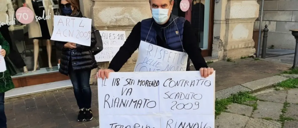 Catanzaro, i medici del 118 protestano: «Per noi tagli, per altri assunzioni a peso d'oro»