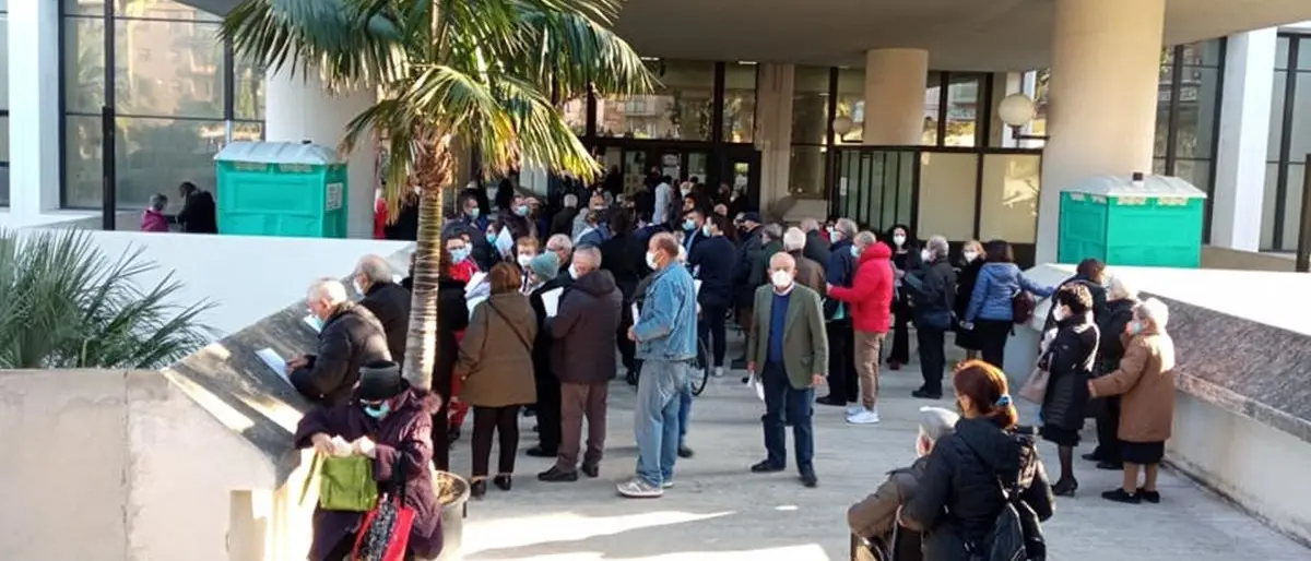 Vaccini Covid, a Reggio ancora caos: anziani assembrati e prenotazioni da compilare a mano