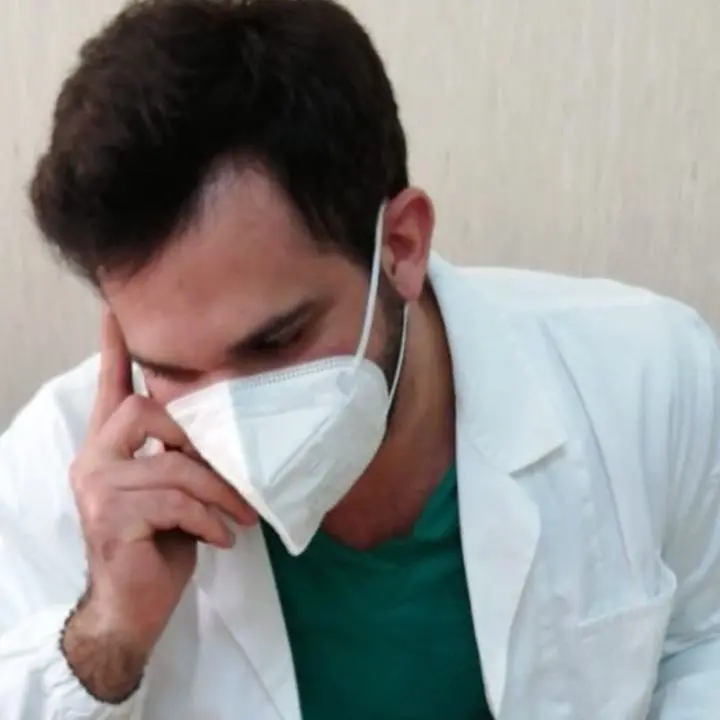 Covid, il giovane medico che a Lamezia tutti lodano: «Ecco come ha salvato mia madre»