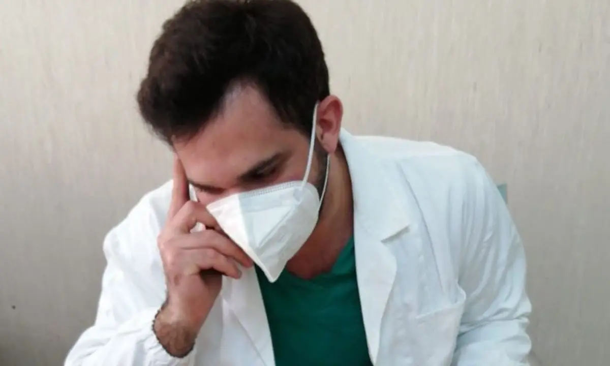 Covid, il giovane medico che a Lamezia tutti lodano: «Ecco come ha salvato mia madre»