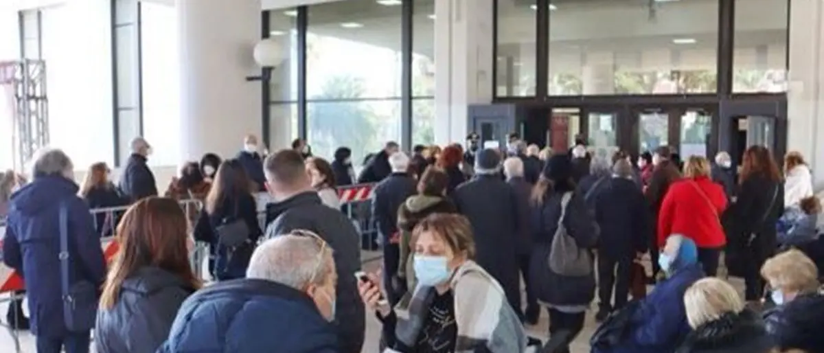 Caos vaccini a Reggio Calabria, la denuncia dei medici di base: «Anziani mandati allo sbaraglio»