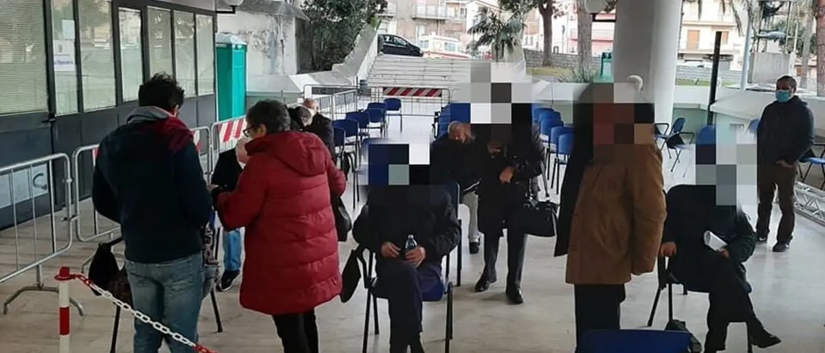 Vaccini Reggio, di mattina il caos e nel pomeriggio calma piatta: sistema prenotazione in tilt