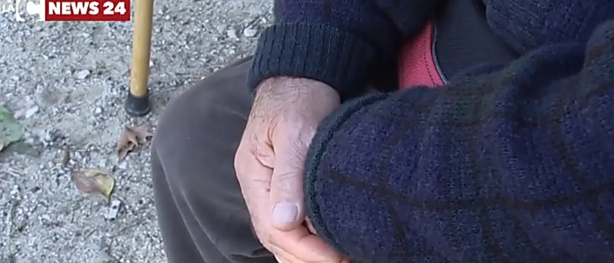 Anziano cede il proprio vaccino anti-Covid a mamma di un disabile: «Prenda il mio posto»