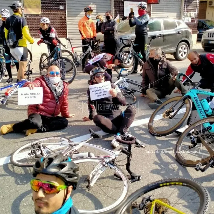 A Cariati protesta in bicicletta per chiedere la riattivazione dell'ospedale Cosentino