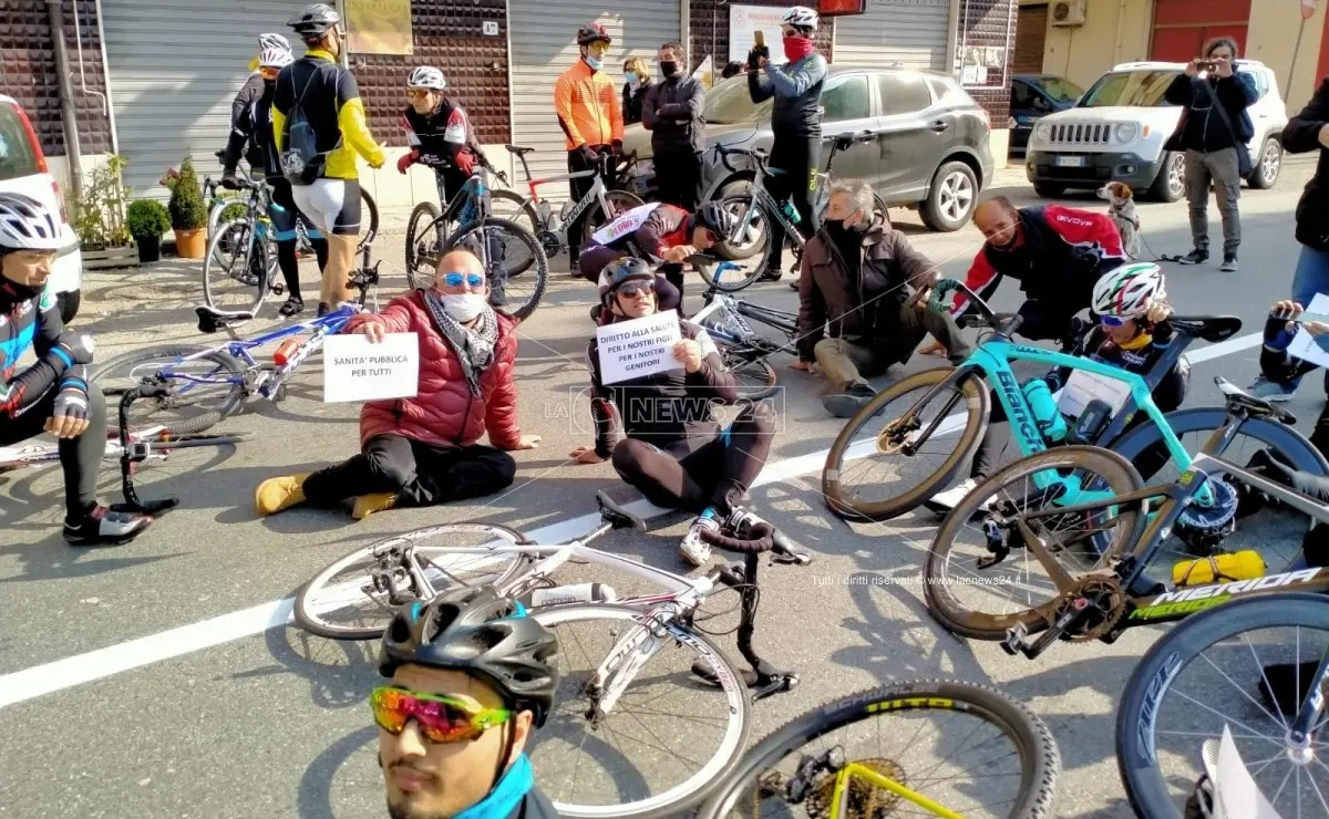 A Cariati protesta in bicicletta per chiedere la riattivazione dell'ospedale Cosentino