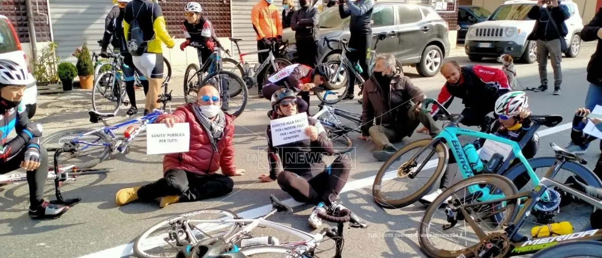 A Cariati protesta in bicicletta per chiedere la riattivazione dell'ospedale Cosentino