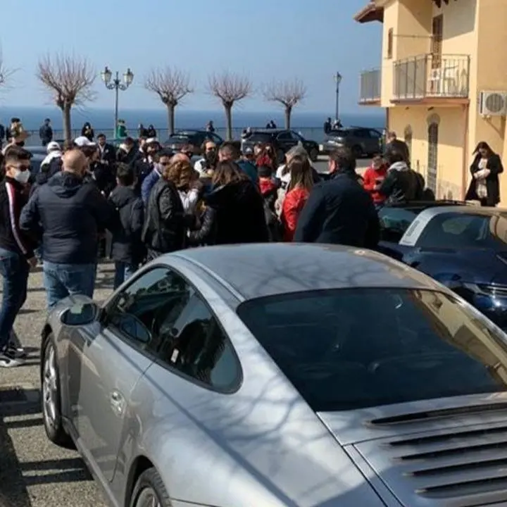 San Lucido, decine di persone assembrate al raduno Porsche: è bufera sui social