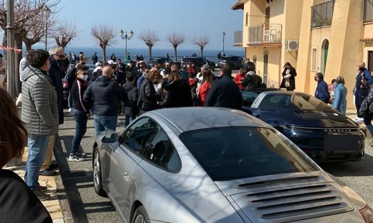 San Lucido, decine di persone assembrate al raduno Porsche: è bufera sui social