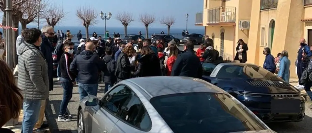 San Lucido, decine di persone assembrate al raduno Porsche: è bufera sui social