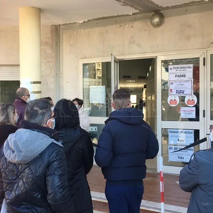 Vibo, caos all'ufficio ticket. Utenti in fila dall'alba: «È una vergogna»
