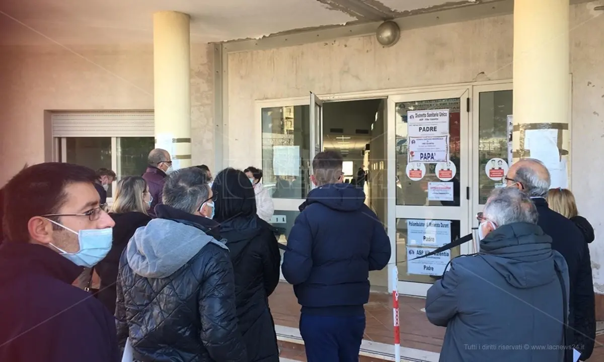 Vibo, caos all'ufficio ticket. Utenti in fila dall'alba: «È una vergogna»