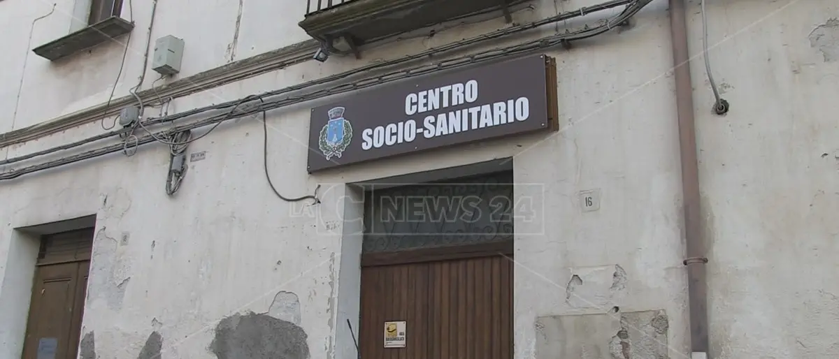 San Fili, l'opposizione incalza: «Diteci se avete vaccinato gli amici degli amici»