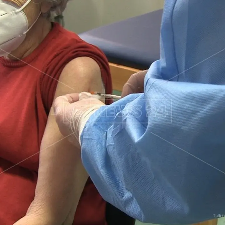 Crotone, al via le vaccinazioni anti-Covid per gli over 80. Team mobili per i comuni