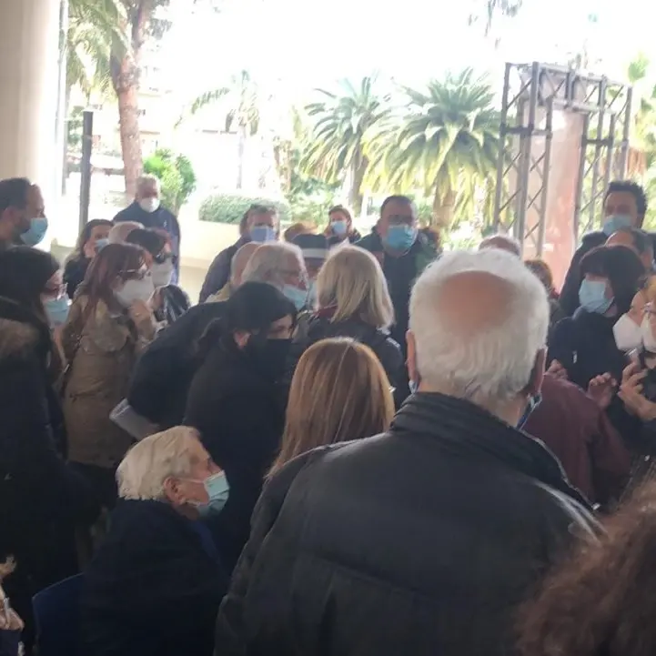 Vaccini Reggio, ancora assembramenti: interviene la polizia e pazienti dirottati a Scilla