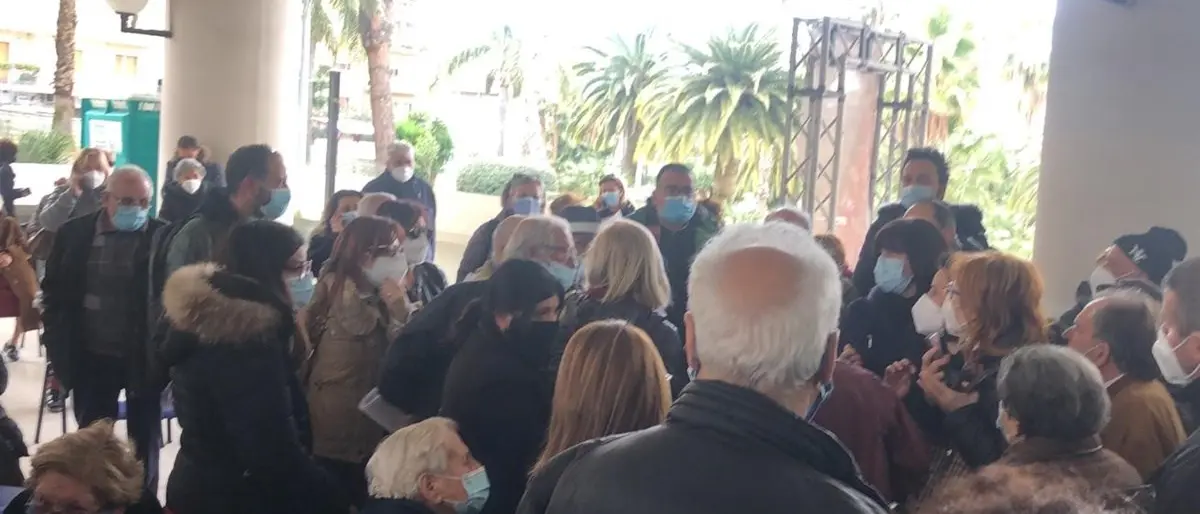 Vaccini Reggio, ancora assembramenti: interviene la polizia e pazienti dirottati a Scilla
