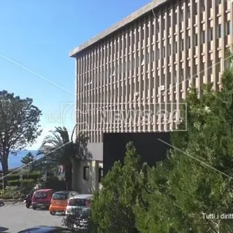 Paola, manifestazione davanti all’ospedale: «Aprite la terapia intensiva»