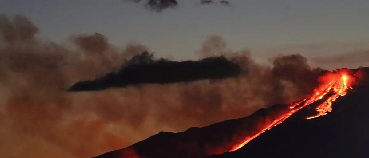 Etna nuovamente in eruzione: diversi paesi sommersi da una pioggia di cenere e lapilli