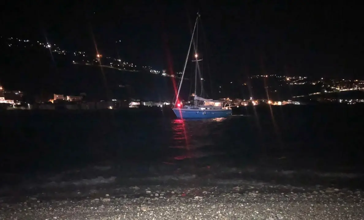 Cetraro, s’incagliano con una barca a vela nei bassi fondali: salvati