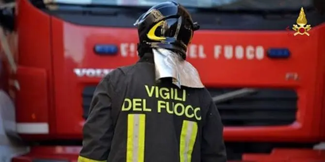 Corigliano Rossano, ancora un'auto in fiamme nella notte in pieno centro
